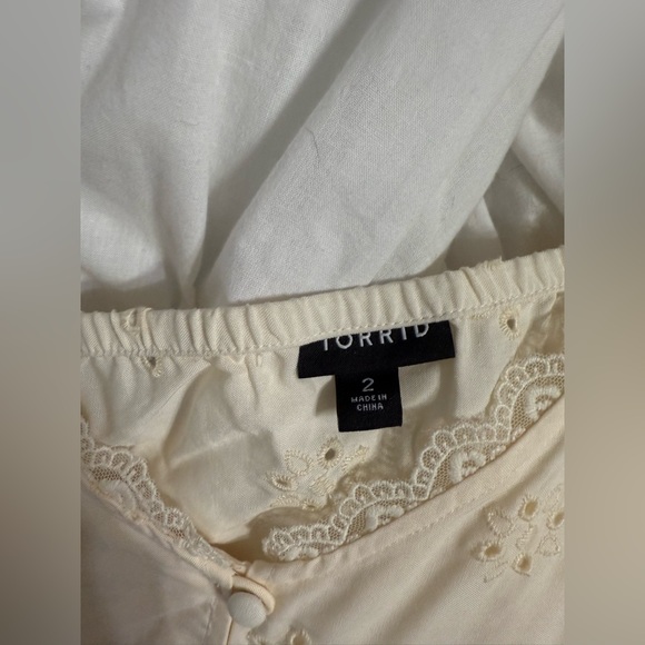 Torrid Cream Button-Front Eyelet Challis Swing Cami - Picture 3 of 4